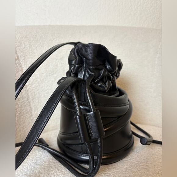 ALEXANDER MCQUEEN The Soft Curve leather bucket bag - Picture 4 of 9